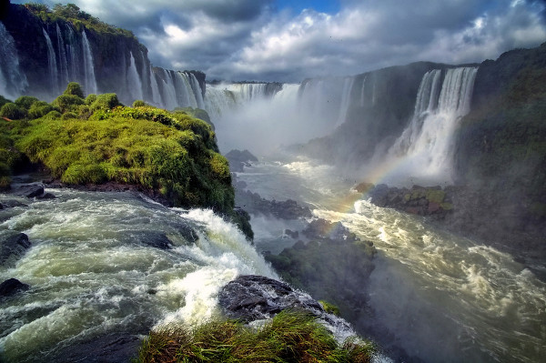 A bacia Platina passa pela Foz do Iguaçu, Paraná, Brasil.