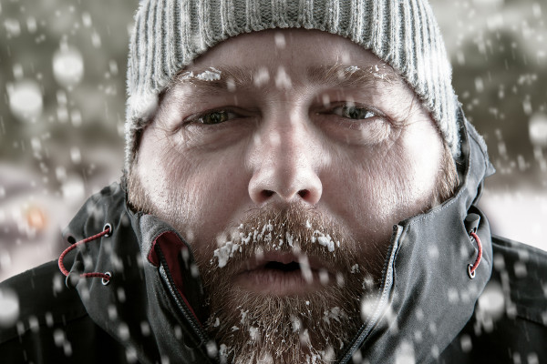 A exposição ao frio é uma das causas de hipotermia.
