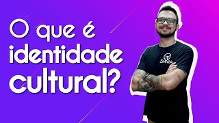 "O que é identidade cultural?" escrito sobre fundo roxo ao lado da imagem do professor