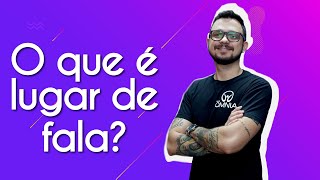 Professor ao lado do escrito "O que é lugar de fala?" em fundo roxo.