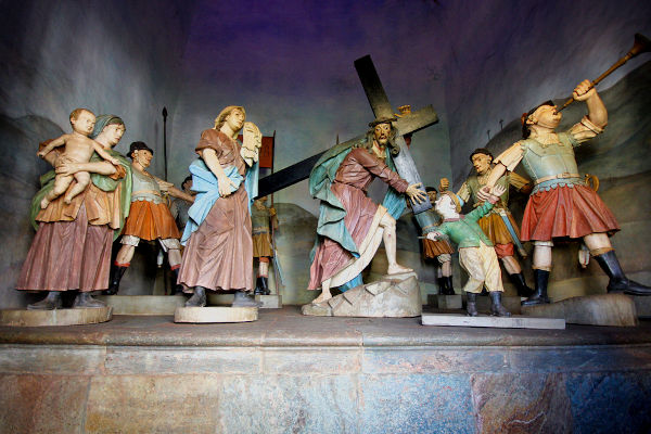 Esculturas de madeira que retratam a Paixão de Cristo.