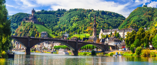 Cruzeiros pelo rio Reno, na cidade medieval de Cochem, na Alemanha.