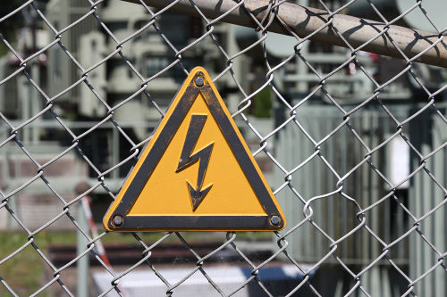 Aviso de tensão elétrica em uma cerca.