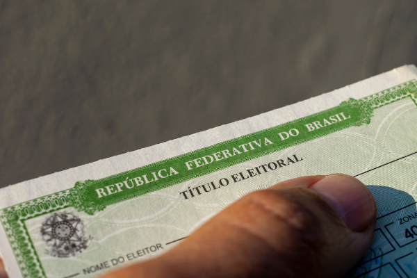 Mão segurando uma identidade