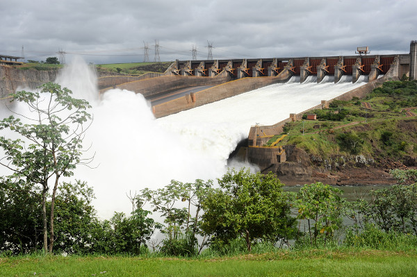Usina de Itaipu, na fronteira Brasil–Paraguai, que utiliza o potencial hidrelétrico da bacia Platina.