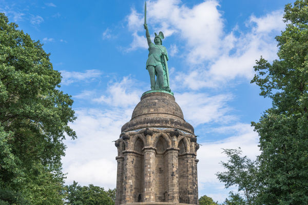 Estátua em homenagem a Armínio, líder dos queruscos e responsável pela dizimação de legiões romanas na Batalha da Floresta de Teutoburgo, em 9 d.C.