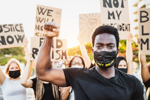 Negros protestando pelos seus direitos em referência à consciência negra.
