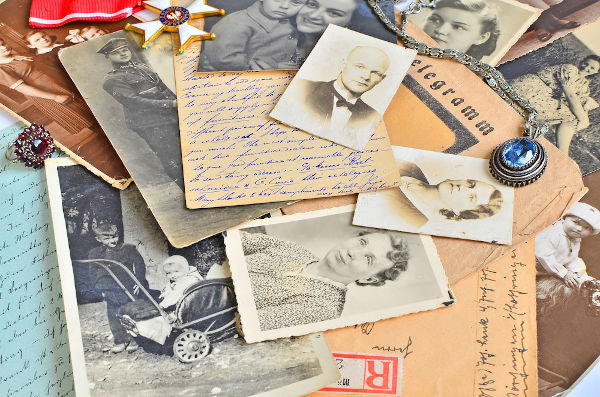 Objetos pessoais, como documentos, cartas e fotos, são fontes históricas utilizadas no trabalho do historiador.