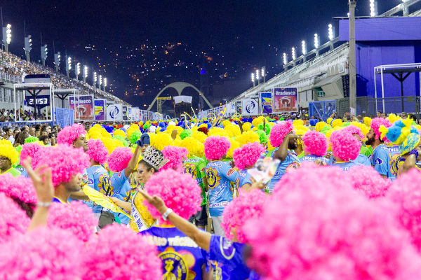 Desfile de uma escola de samba.