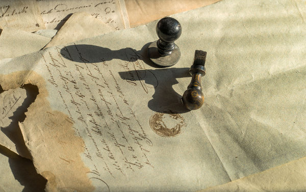 As fontes históricas são itens feitos pelos humanos no passado, ou vestígios desses itens, tendo função crucial no trabalho do historiador.