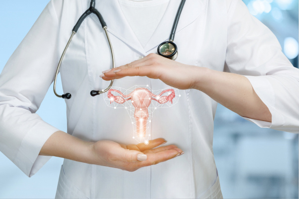 Ilustração de uma médica com um útero nas mãos em referência à Gardnerella vaginalis.