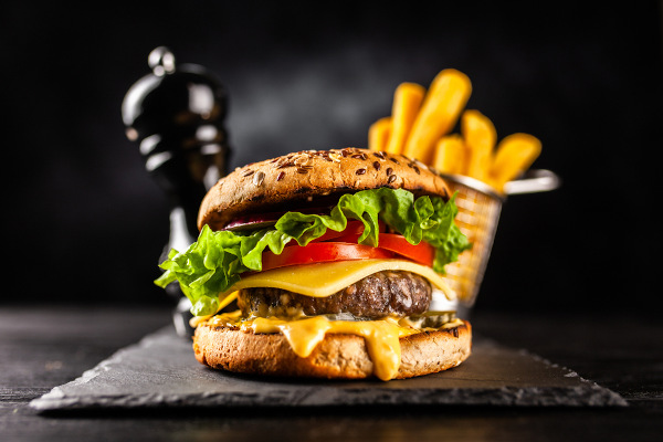  Hambúrguer, batata frita e pizzas são exemplos de alimentos calóricos.