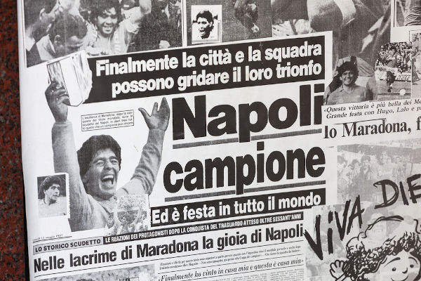 Com Maradona, a equipe do Napoli conquistou os maiores títulos de sua história.