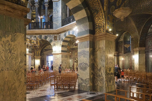 Interior da catedral que faz parte do Palácio de Carlos Magno, em Aachen.