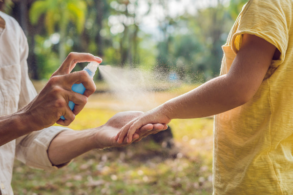 A Febre do Nilo Ocidental é transmitida pela picada de mosquito, portanto, repelentes podem ajudar na prevenção da doença.