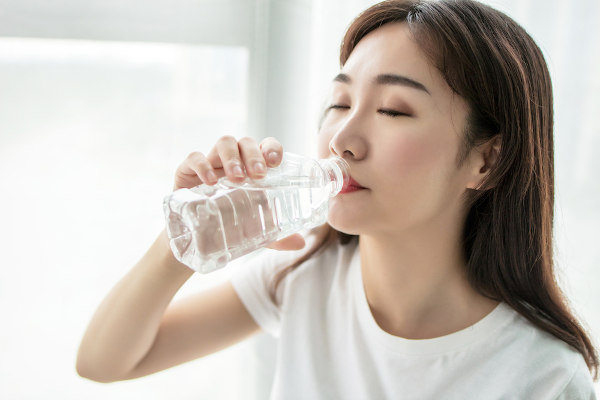 A sede exagerada é um dos sintomas da diabetes insipidus.