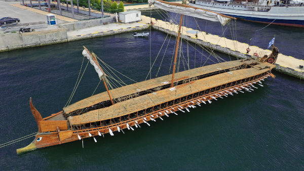 Os trirremes foram a principal embarcação usada por atenienses e espartanos durante a Guerra do Peloponeso.