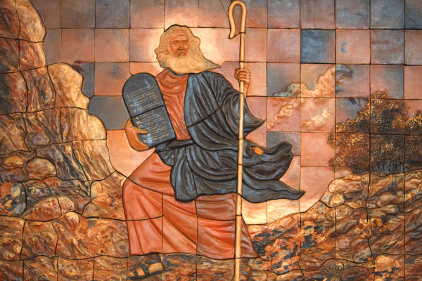 Moisés teria sido o líder que libertou os hebreus da escravidão no Egito, por volta de 1300 a.C.