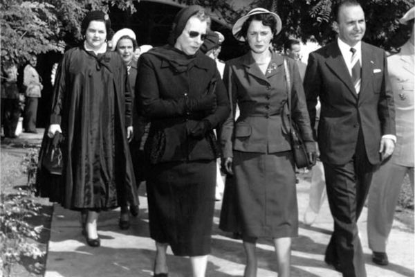 Bertha Lutz (usando óculos escuros), uma das grandes responsáveis pela conquista do voto feminino no Brasil