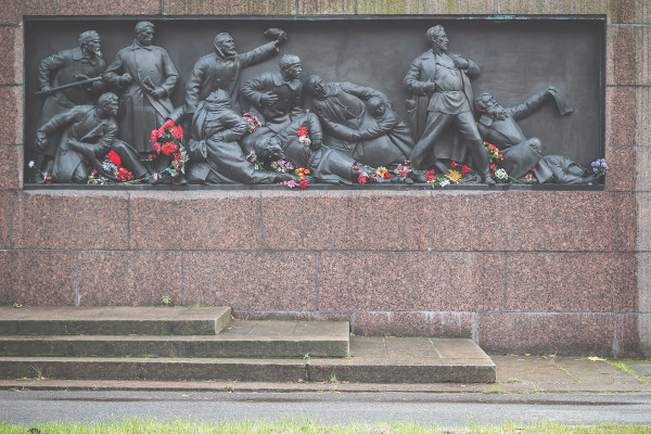 Monumento com quatro homens esculpidos