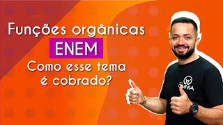 "Funções orgânicas no Enem: como esse tema é cobrado?" escrito sobre fundo alaranjado ao lado da imagem do professor
