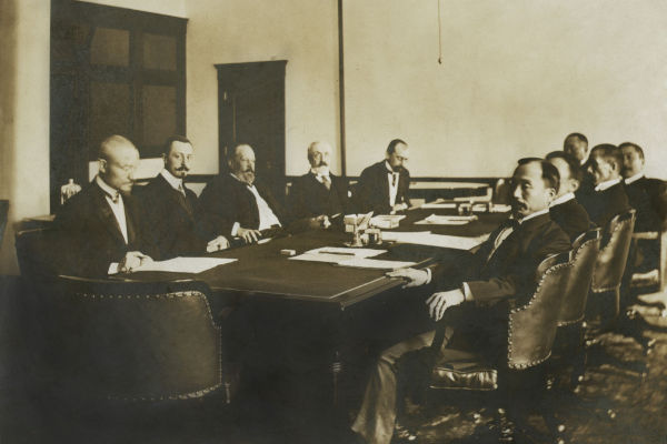 Encontro entre autoridades russas e japonesas para debater os termos do fim da Guerra Russo-Japonesa, em 1905.