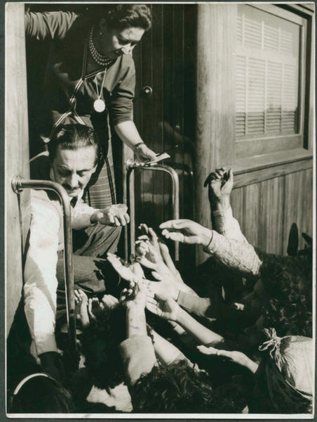 Jânio Quadros distribuindo vassourinhas para seus eleitores durante a campanha presidencial de 1960. A vassoura virou símbolo de sua campanha.