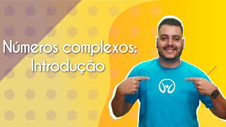 "Números complexos: Introdução" escrito sobre fundo amarelo ao lado da imagem do professor