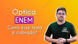 "Óptica no Enem: como esse tema é cobrado?" escrito sobre fundo alaranjado ao lado da imagem do professor