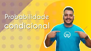 Professor ao lado do escrito "Probabilidade Condicional" em fundo amarelo.