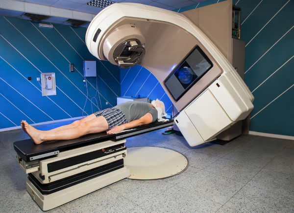 A radioterapia envolve a emissão de radiação ionizante para tratar lesões relacionadas ao câncer.