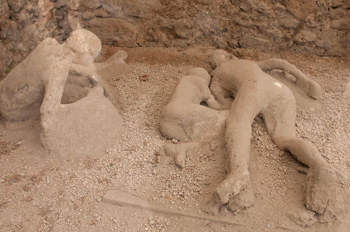 Alguns corpos petrificados da cidade Pompeia.