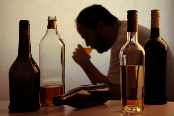 O alcoolismo está relacionado com o desenvolvimento de beribéri. 