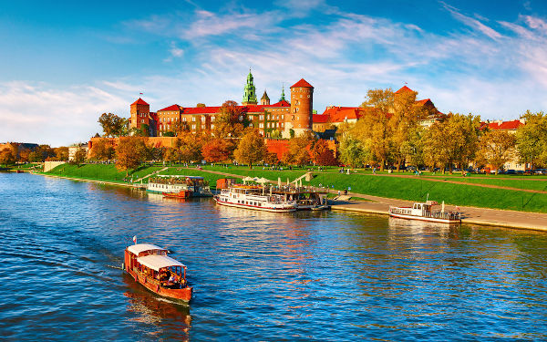 Castelo polonês às margens do rio Wisla. 
