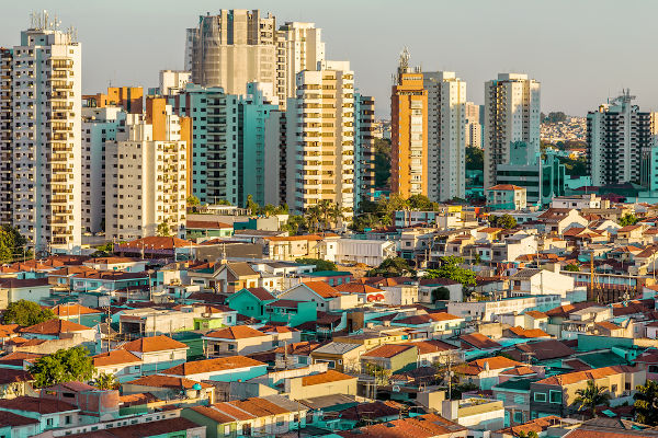 As cidades são um exemplo de espaço geográfico.