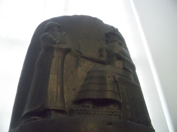 Escultura em pedra representando o Código de Hamurabi.