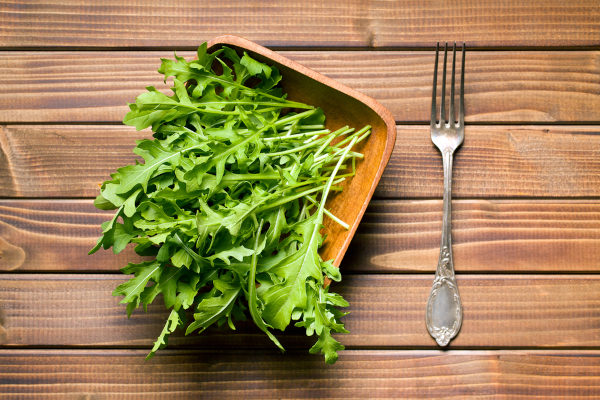 A rúcula pode ser consumida crua em saladas.