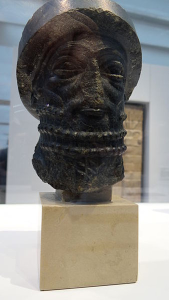 Escultura representando o rosto de Hamurabi, fundador do primeiro império babilônico. 