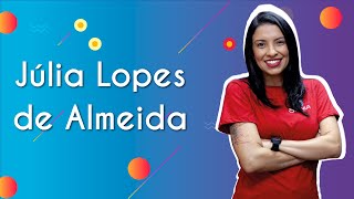 Professora ao lado do texto"Júlia Lopes de Almeida".