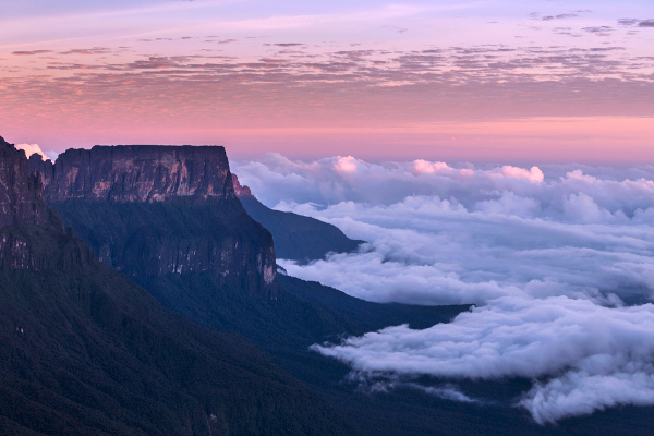 O monte Roraima, localizado na fronteira de Roraima com a Venezuela e a Guiana, é o ponto mais elevado do estado.
