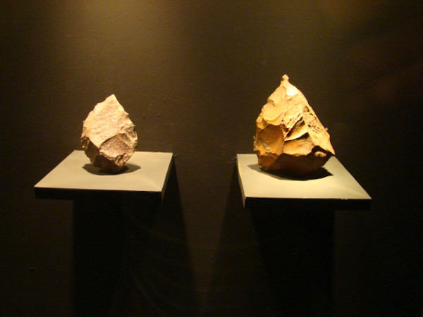 Pontas de pedras utilizadas pelos hominídeos no período paleolítico.