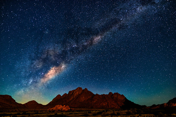 A Via-Láctea tem entre 200 e 400 bilhões de estrelas. Em quantas delas existe vida inteligente?