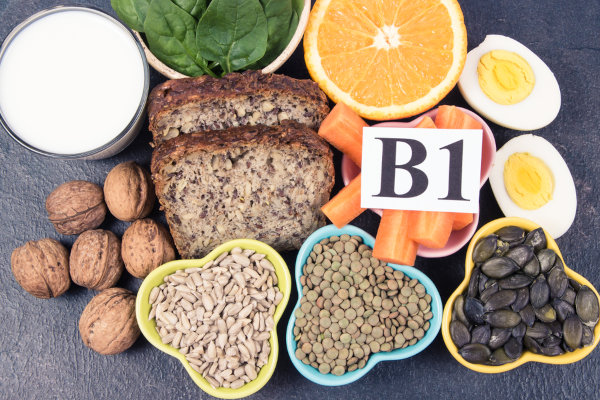 Uma alimentação rica em vitamina B1 evita o desenvolvimento do beribéri.