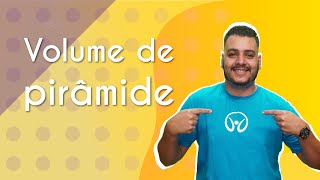 Professor ao lado do texto"Volume de pirâmide" em fundo amarelo.
