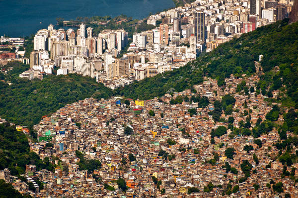 O crescimento desigual e desordenado das cidades e a ausência de estrutura para atender às novas demandas configuram a chamada macrocefalia urbana.