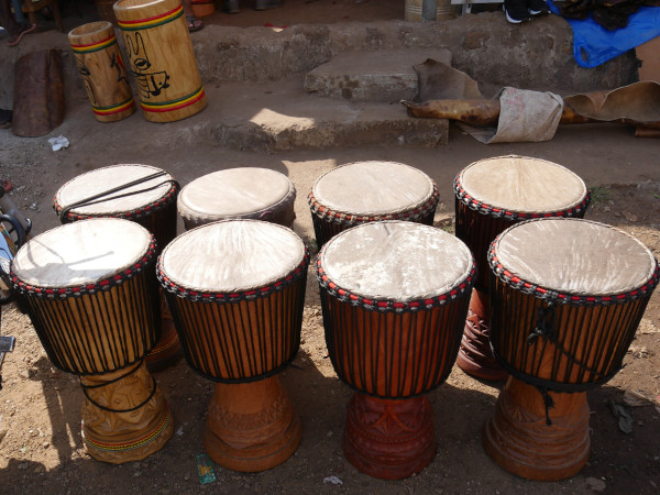 Djembês guineenses.
