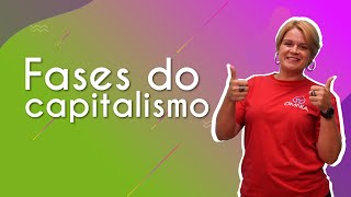 Professora ao lado do texto"Fases do capitalismo".