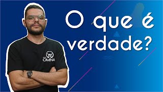 "O que é verdade?" escrito sobre fundo azul ao lado da imagem do professor