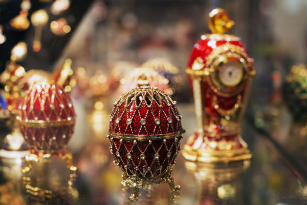 Os ovos de Fabergé se tornaram uma tradição bastante luxuosa entre os reis russos da dinastia Romanov. 