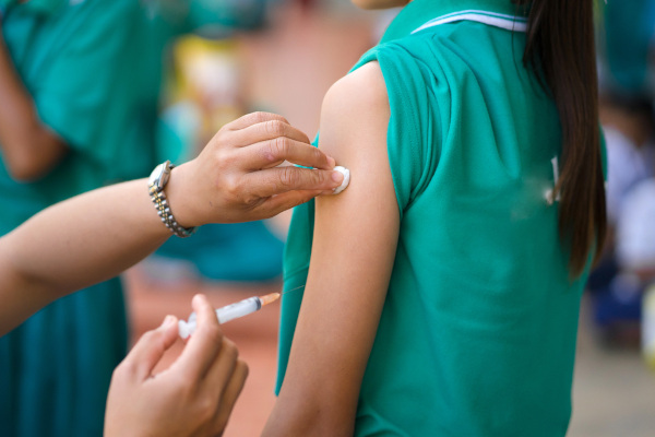 A vacinação contra HPV já é uma realidade e pode prevenir o câncer de colo de útero em meninas.